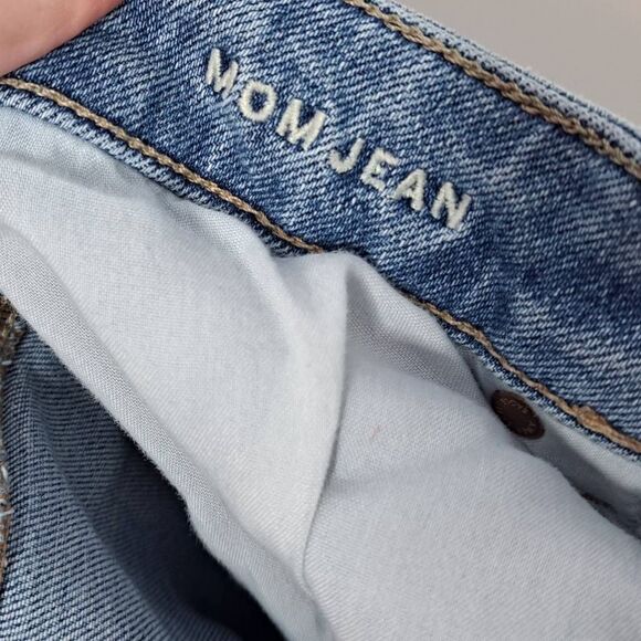 American Eagle Women's Mom Jeans size 4 Short - Picture 6 of 7